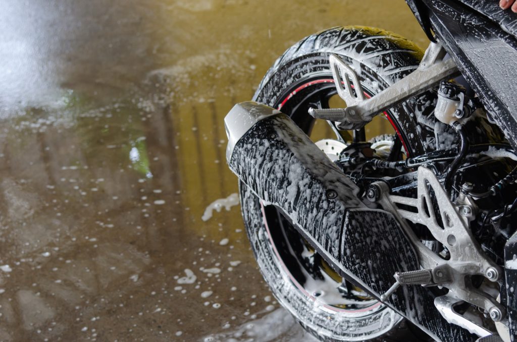 IPONE - Nettoyant Moto Multi Surfaces - Moto Wash – Formule Ultra Puissante  - Ne Laisse pas de Trace – Enlève Tous Types de Salissures - Agit en 2